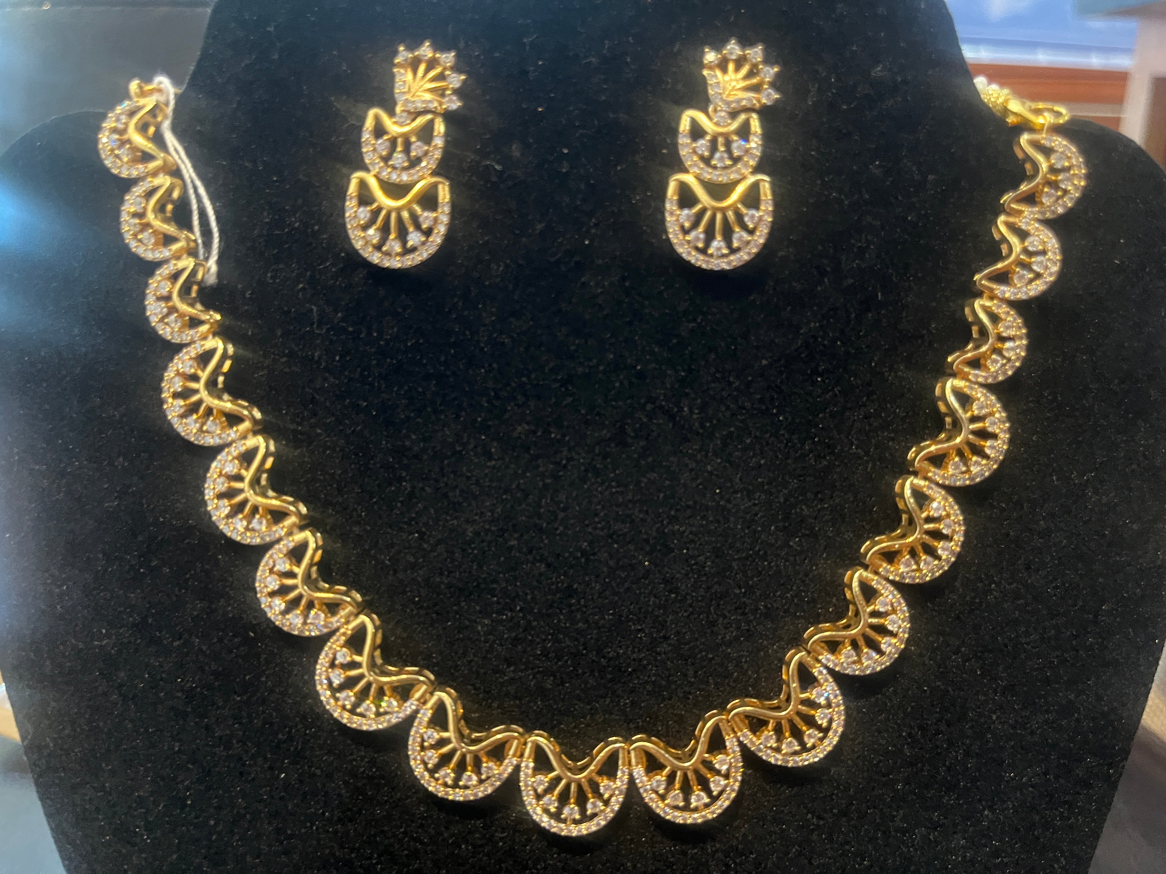 Emerald stone choker-style necklace set with sparkling cubic zirconia details 